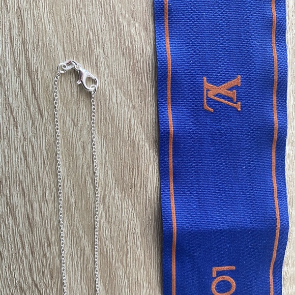 ✨Louis Vuitton Minimalist Pendent w Necklace✨ - Picture 8 of 13